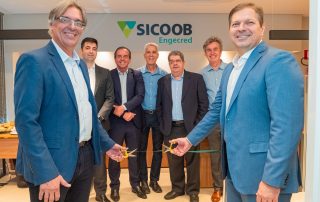 Corte de fita na inauguração do escritório de negócios de Betim. Na foto, em destaque, Argemiro Mendonça, à esquerda, e Fabrício Modesto, à direita